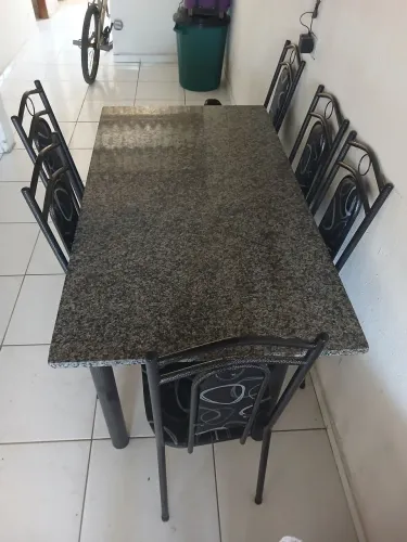 Mesa com 6 cadeiras e Tampo de Granito - R$ 650