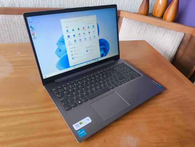Notebook Lenovo, core i3 11th (3.00 GHz), com SSD M2 nvme de 256 GB, tela Full HD