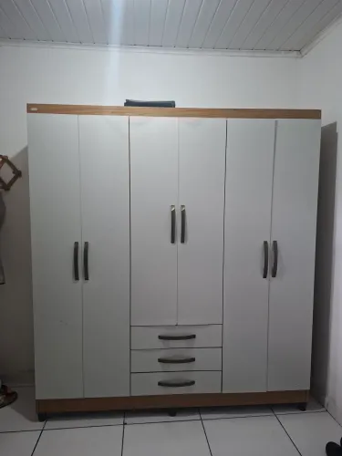 Vendo um guarda roupa 6 porta