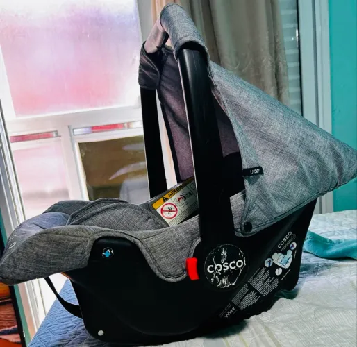 Vendo Bebê Conforto da marca Cosco, modelo Wizz na cor cinza mescla.
