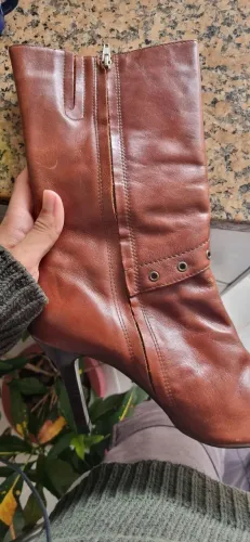 Bota de bico fino e salto alto, marca tabita de 2001