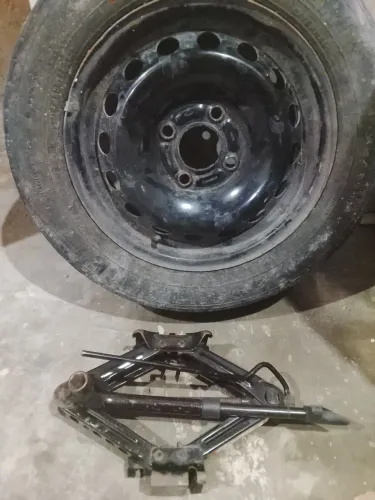 Roda aro 14 e macaco automotivo *