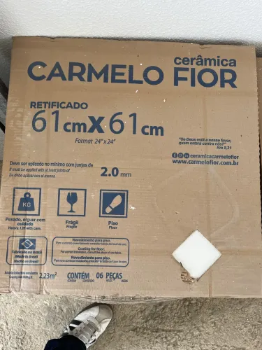 Piso cerâmico branco 61x61