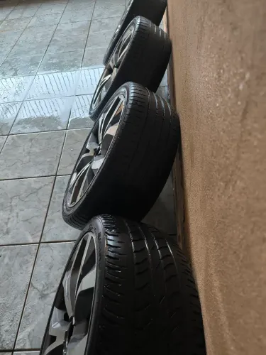 Rodas aro 18.. pneu 225... 40... 18... Pneus pouco rodado