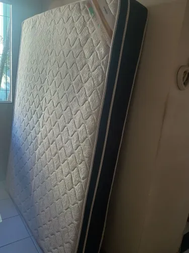 Vendo Colchão cama Queen 33cm (altura ) , 1,58m (largura do colchão) , 1,98 m ( compri)