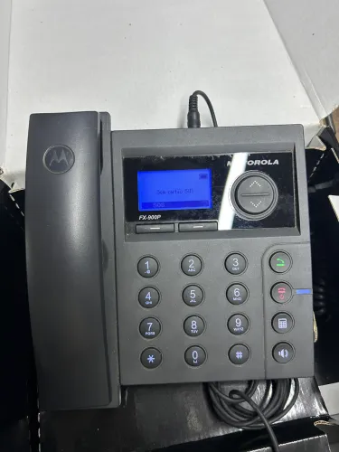 Telefone celular de mesa Motorola funcionando na caixa