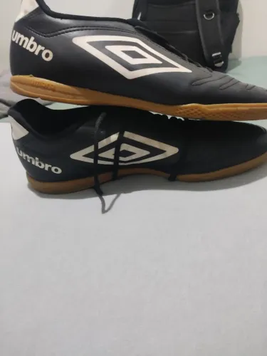 Chuteira futsal da umbro original em ótimo estado.