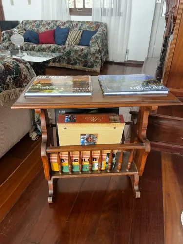 Mesa Revisteira Vintage em Madeira