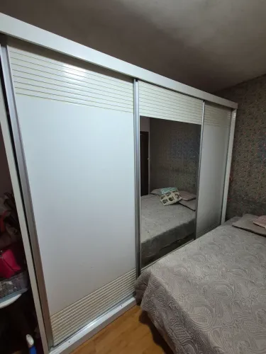 Vendo  armário de casal grande, várias  divisórias seminovo