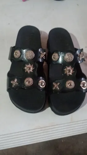 Vende-se uma sandália feminina