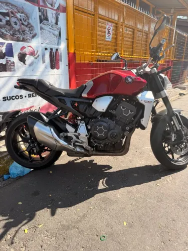 Honda CB 1000r apenas 14k rodados