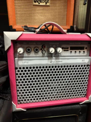 Amplificador para guitarra ou violão com entrada para microfone e auxiliar com player