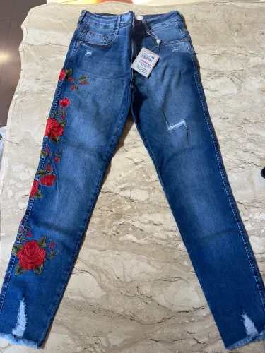 Calça cigarrete bordada