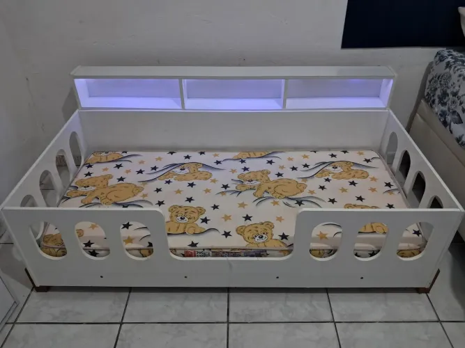 Cama Infantil montessoriana com Led