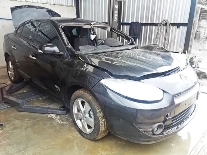 Sucata Fluence para retirada de peças