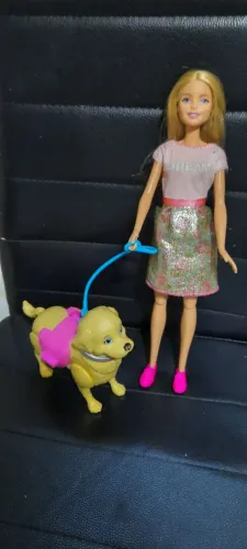 Boneca barbie com.cachorro