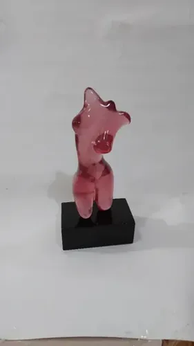 Escultura feminina mulher estilizada em acrílico vermelho