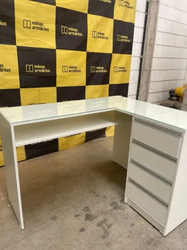 Mesa L com 4 Gavetas tampo vidro 