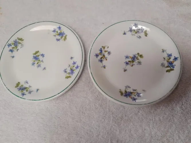 2 pratos de sobremesa 