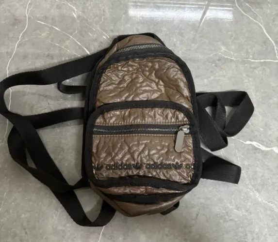 Mini mochila Adidas dourada original 
