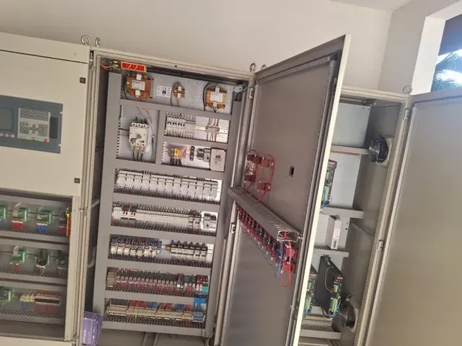 Painel elétrico para servo drive e servo motor.