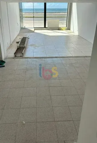 Excelente Loja com Pé Direito Duplo, Frente para o Mar