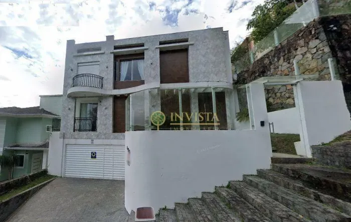 Área externa com piscina, espaço gourmet com churrasqueira, 3 quartos e hidromassagem - À 