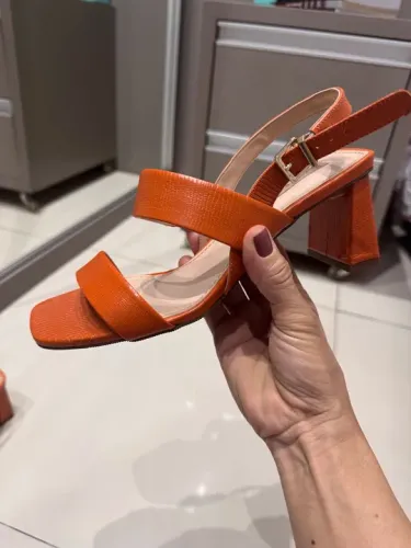 Sandálias Laranja em couro Arezzo
