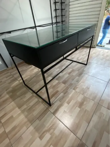 Mesa de centro para loja com tampo de vidro temperado com gavetas e araras de roupas