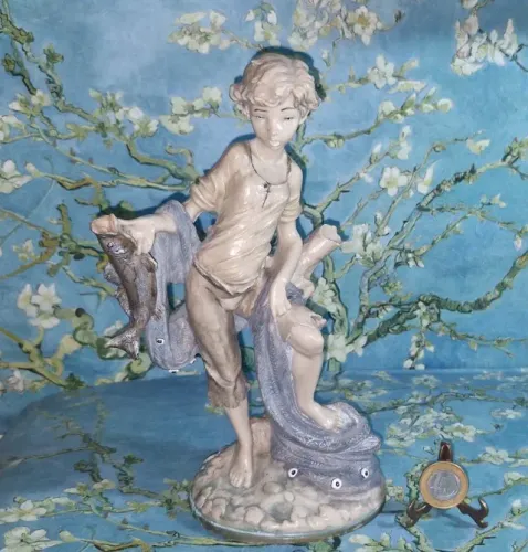Estatueta de resina italiana de rapaz pescador, 25 cm de altura.Perfeito!