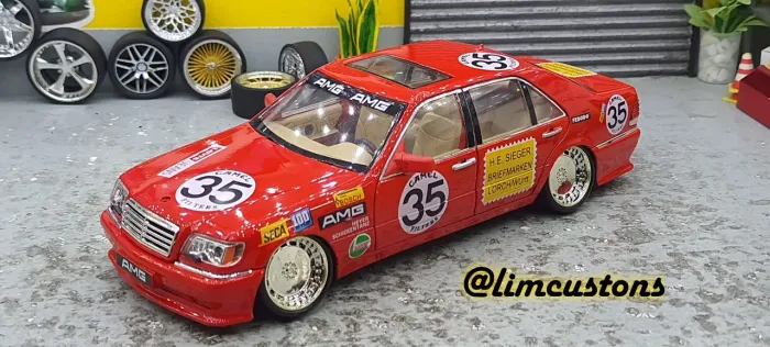 Miniatura 1/24 - Mercedes Sedan Vermelha