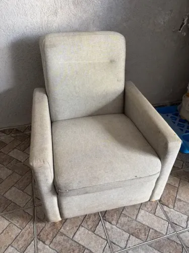 Poltrona de conforto cinza claro com apoio de pés integrado