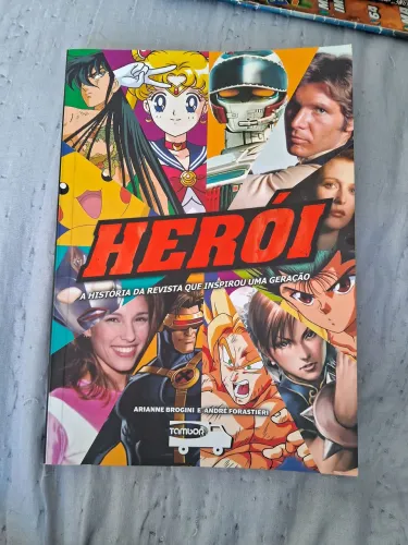 Livro Herói: a história da revista que inspirou uma geração 