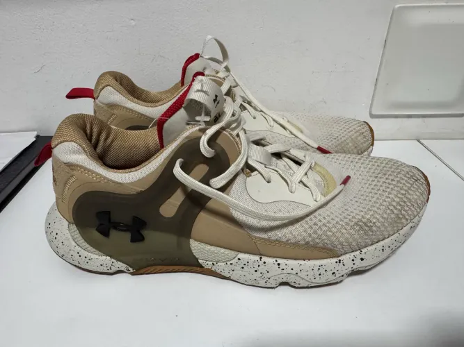TENIS UNDER ARMOUR HOVR APEX 3 BEGE TAM 43