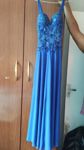 Vestido de festa bordado a mão