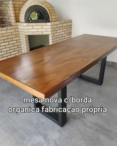 Mesa rústica de madeira  com borda orgânica 