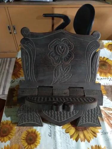 Suporte para bíblia entalhado em madeira.