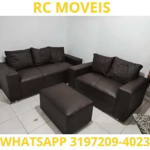Sofá de Couro Sintético 3 e 2 Lugares + Puff - Resistência e Conforto