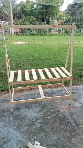 Arara de roupa de madeira