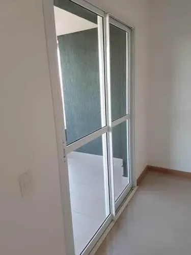 Portas de alumínio e vidro branca 