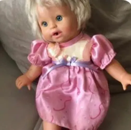 Boneca Clássica com Vestido Rosa - Perfeita para brincar!