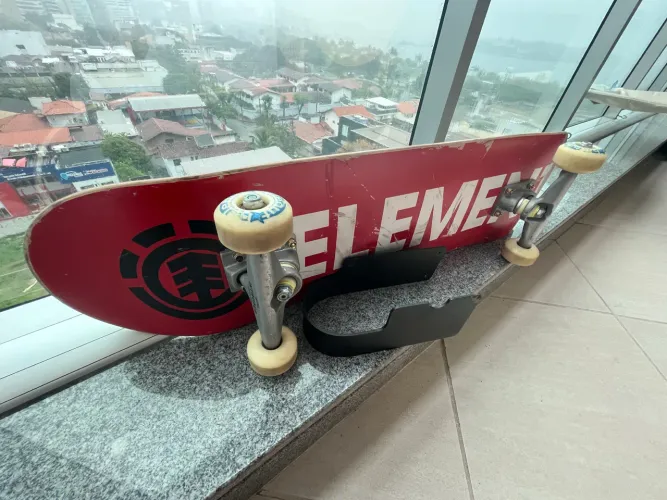 Skate profissional + suporte de parede 