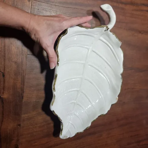 Bandeja de cerâmica em formato de folha centro de mesa fruteira branco pintada