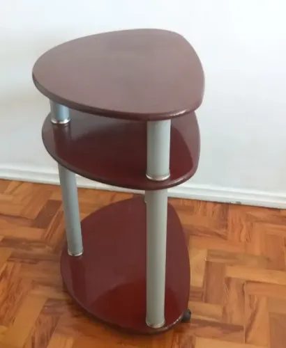 mesa pequena de TV ou auxiliar, cor mogno com rodinhas