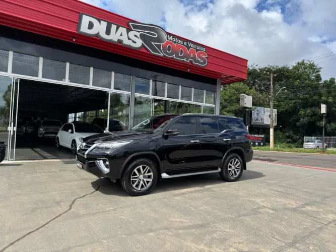 TOYOTA SW4 2.8 TDI SRX 4x4 2019  PRERO PEROLIZADO 5 LUGARES