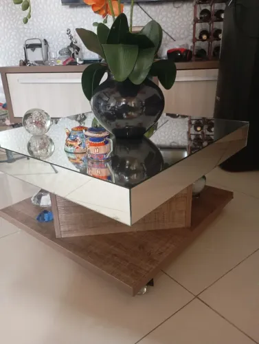 Mesa de centro espelhada com design moderno