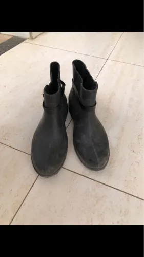 Botas pretas de cano curto