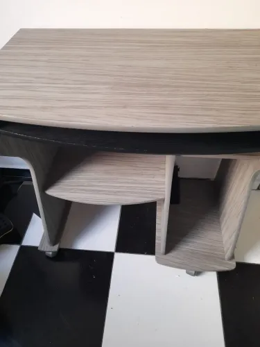 Mesa de Escritório Moderna e Funcional