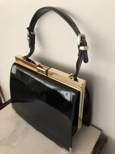 Elegante Bolsa de Mão ou de Ombro em Verniz Preto e Detalhes Dourados