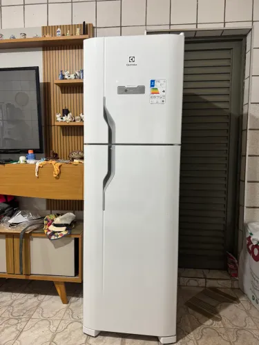 Geladeira Electrolux Frost Free 400L - NOVA - 220V